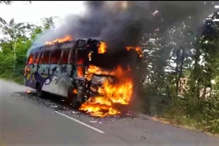 যাত্রী সহ গাড়িতে লাগানো হল আগুন,দেখুন কি ঘটল সেই ভয়াবহ দুর্ঘটনায়