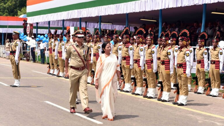 কোভিড যোদ্ধাদের সম্মান জানিয়ে সাড়ে ২৬ মিনিটেই শেষ রেড রোডের অনুষ্ঠান