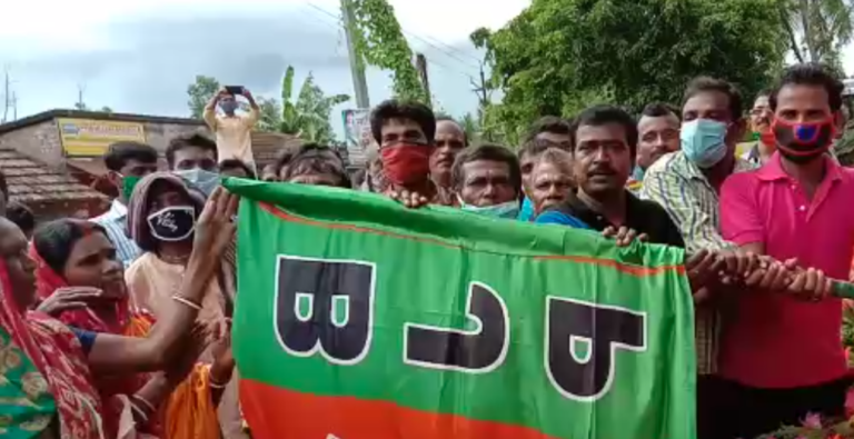 গেরুয়া শিবিরে যোগ মহিষাদলের ৭০ টি পরিবারের । এম ভারত নিউজ