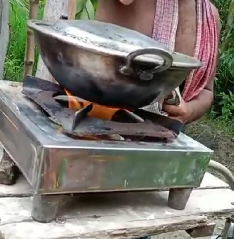 টিউবওয়েল থেকে বেরোচ্ছে গ্যাস। এম ভারত নিউজ